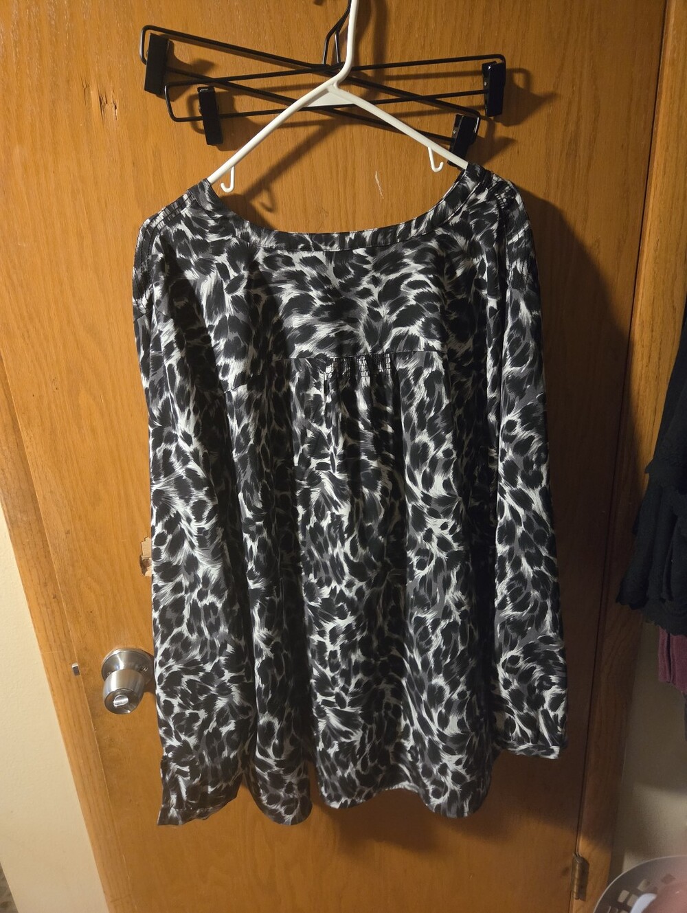 Womens Black and White Printed Long-Sleeve Blouse. No Size Label On Blouse